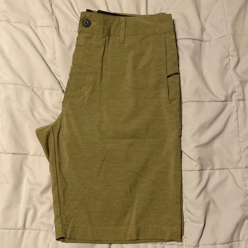 Golf short with two side pockets, 1 back zipper pocket, and 1 back pocket